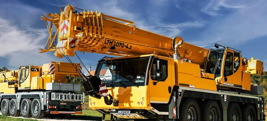 Современный автомобильный кран Liebherr — дорогая спецтехника, которую выгодно арендовать для разовых работ